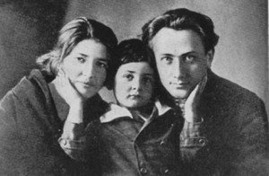 Валер'ян Поліщук з дружиною Оленою Іллівною та сином Марком. 1927 рік.