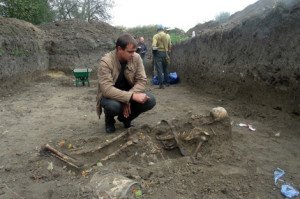 Науковий співробітник ДП «Волинські старожитності» Михайло Вашета оглядає останки жертв тоталітарних режимів на території городища