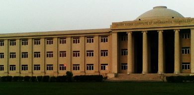 Університет Карачі (англ. University of Karachi) є найбільшим університетом в Пакистані, там навчаються 24 000 студентів. При університеті діє астрономічна обсерваторія — Карачинська університетська обсерваторія.