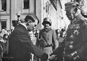 Адольф Гітлер та Пауль фон Гінденбург, 21 березня 1933 року