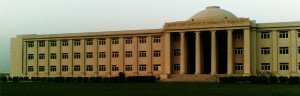 Університет Карачі (англ. University of Karachi) є найбільшим університетом в Пакистані, там навчаються 24 000 студентів. При університеті діє астрономічна обсерваторія — Карачинська університетська обсерваторія.