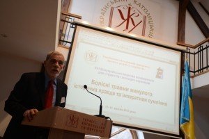 Дослідник Марко Царинник під час своєї доповіді