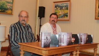 На світлині Дмитра Колоші – Степан Нагірний та Роман Коваль. Київ, 21 серпня 2013 р.