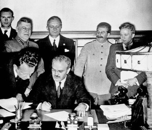 Підписання пакту про ненапад 23 серпня 1939 року. Зліва направо: На другому плані: Рихард Шульце (Ад'ютант Ріббентропа), Борис Шапошніков (Начальник генерального штабу РККА), Йоахім фон Ріббентроп, Йосип Сталін, Володимир Павлов (радянський перекладач); на першому плані: Ґустав Гільґер (німецький перекладач) та В'ячеслав Молотов