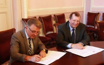 Ректор Львівського національного університету імені Івана Франка, професор Володимир Мельник і Президент Вюрцбурзького університету Юліуса Максиміліана (Федеративна Республіка Німеччина), професор Альфред Форхель