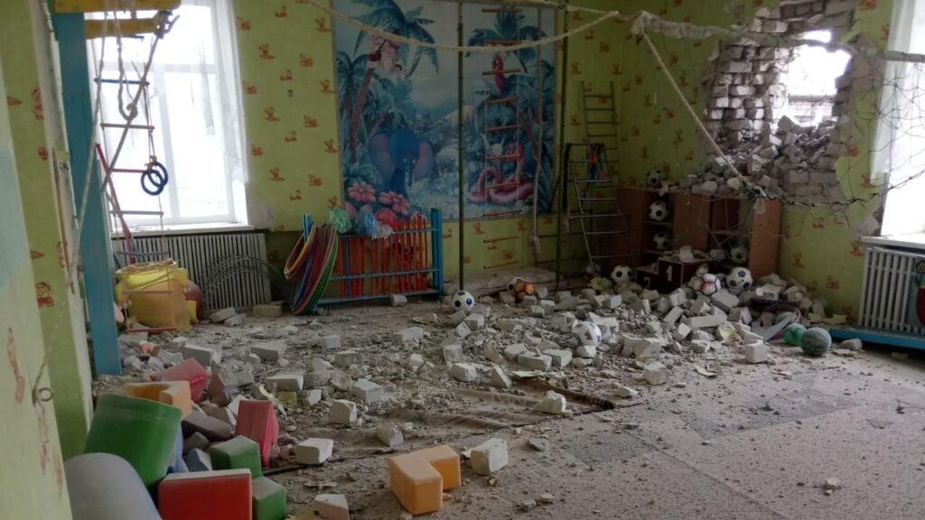 Російські окупанти обстріляли школу і садок на Луганщині